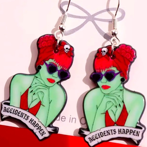 NWT BEETLEJUICE MISS ARGENTINA AKA LITTLE MISS ACCIDENT ACRYLIC DANGLE EARRINGS - Picture 4 of 5